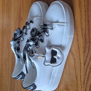 Karl Lagerfeld Paris White Sneakers with Charms of Karl and Choupette,Sz5,5 NWOB